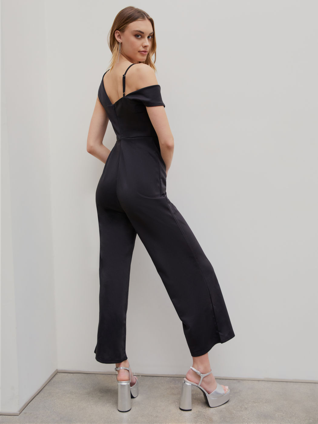 Solidr, schulterfreier, asymmetrischer Stich-Overall aus Satin