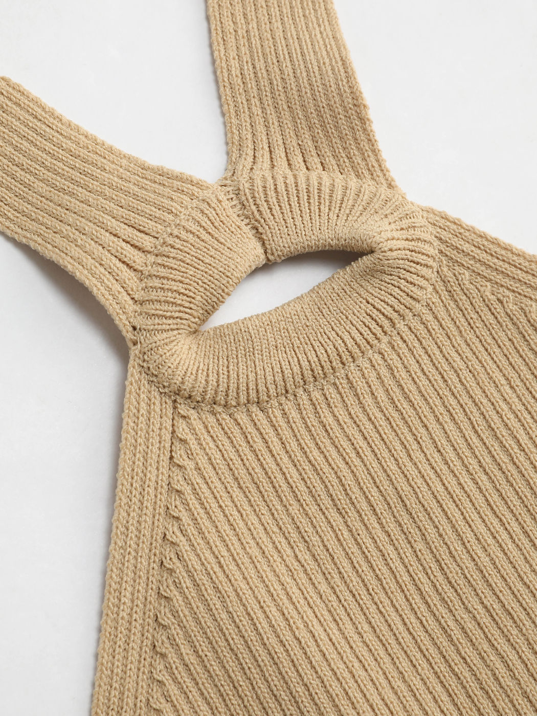 Camisole-Oberteil aus Neckholder-Strick mit Cut-out