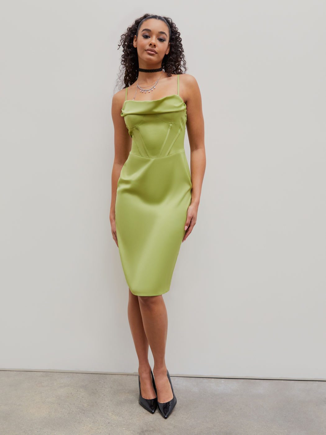 Ärmelloses Midikleid aus Satin mit festem Wasserfallausschnitt