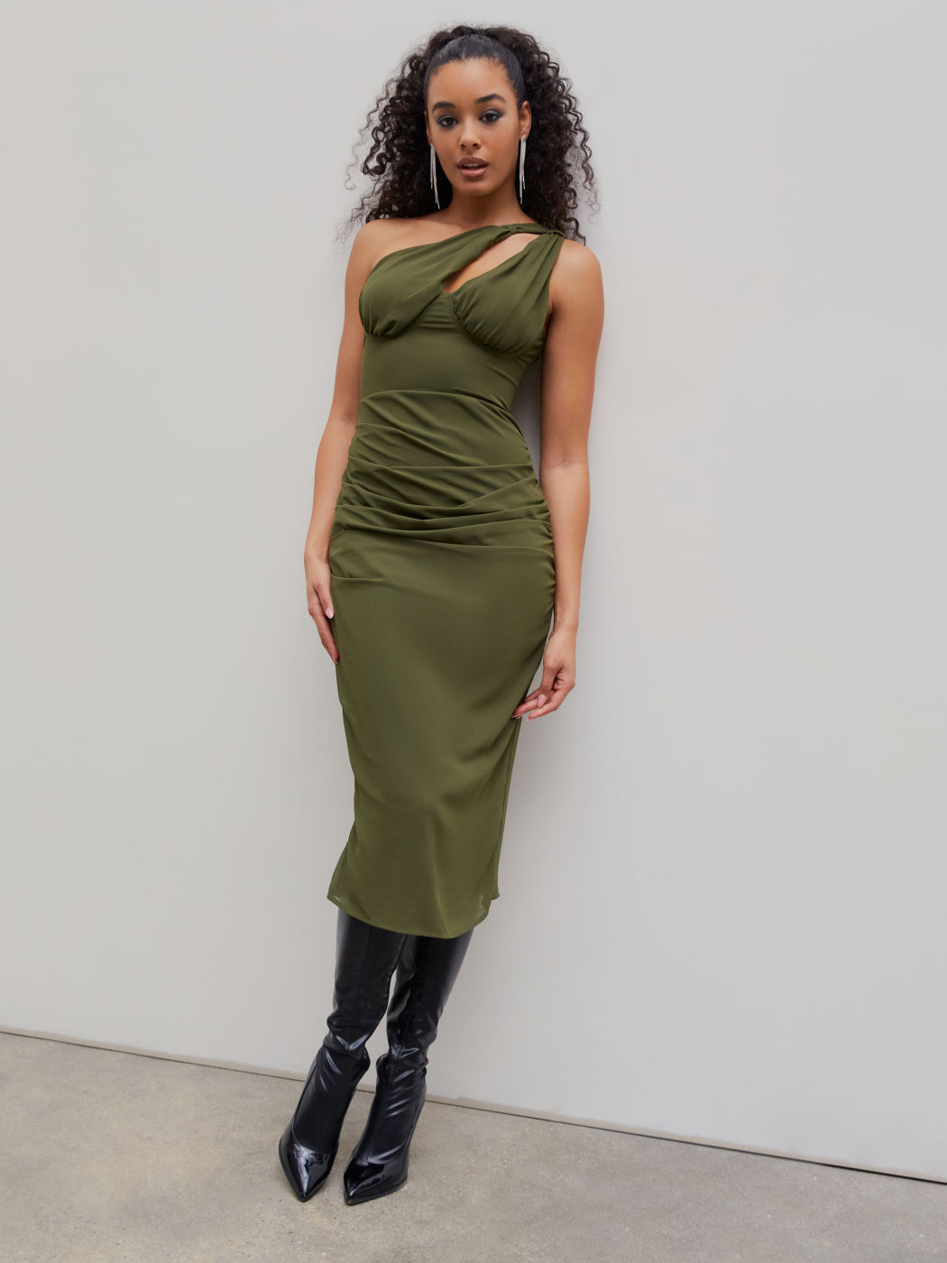 Figurbetontes Midikleid mit asymmetrischem Ausschnitt und Rüschen