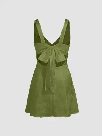 Robe courte en satin à imprimé floral et lien à nouer au dos