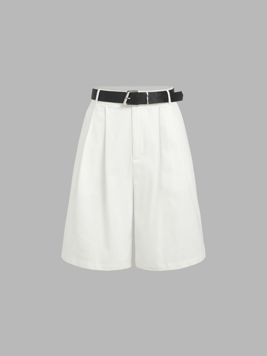 Knielange Shorts mit Plissee und Gürtel