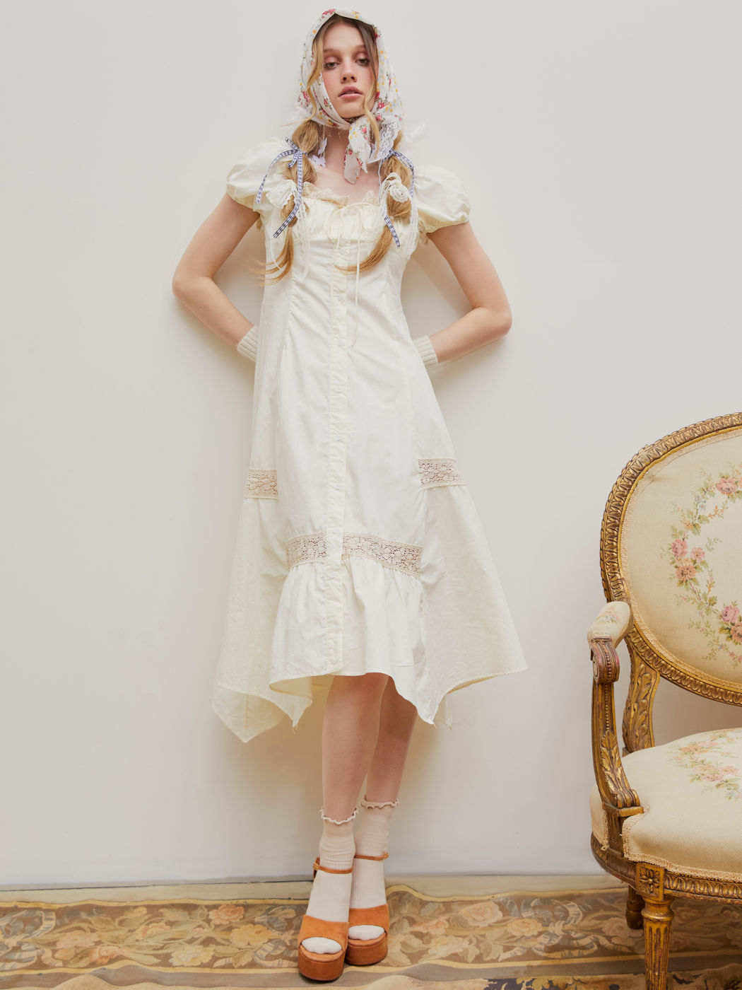 Gerafftes Midikleid mit Spitzenbesatz und asymmetrischem Saum