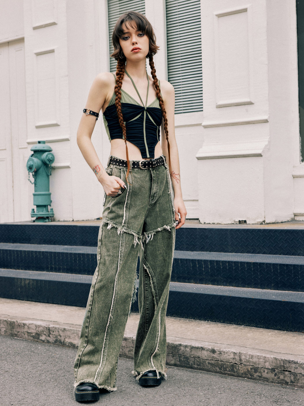 Einfarbige Jeans mit rohem Stichrand