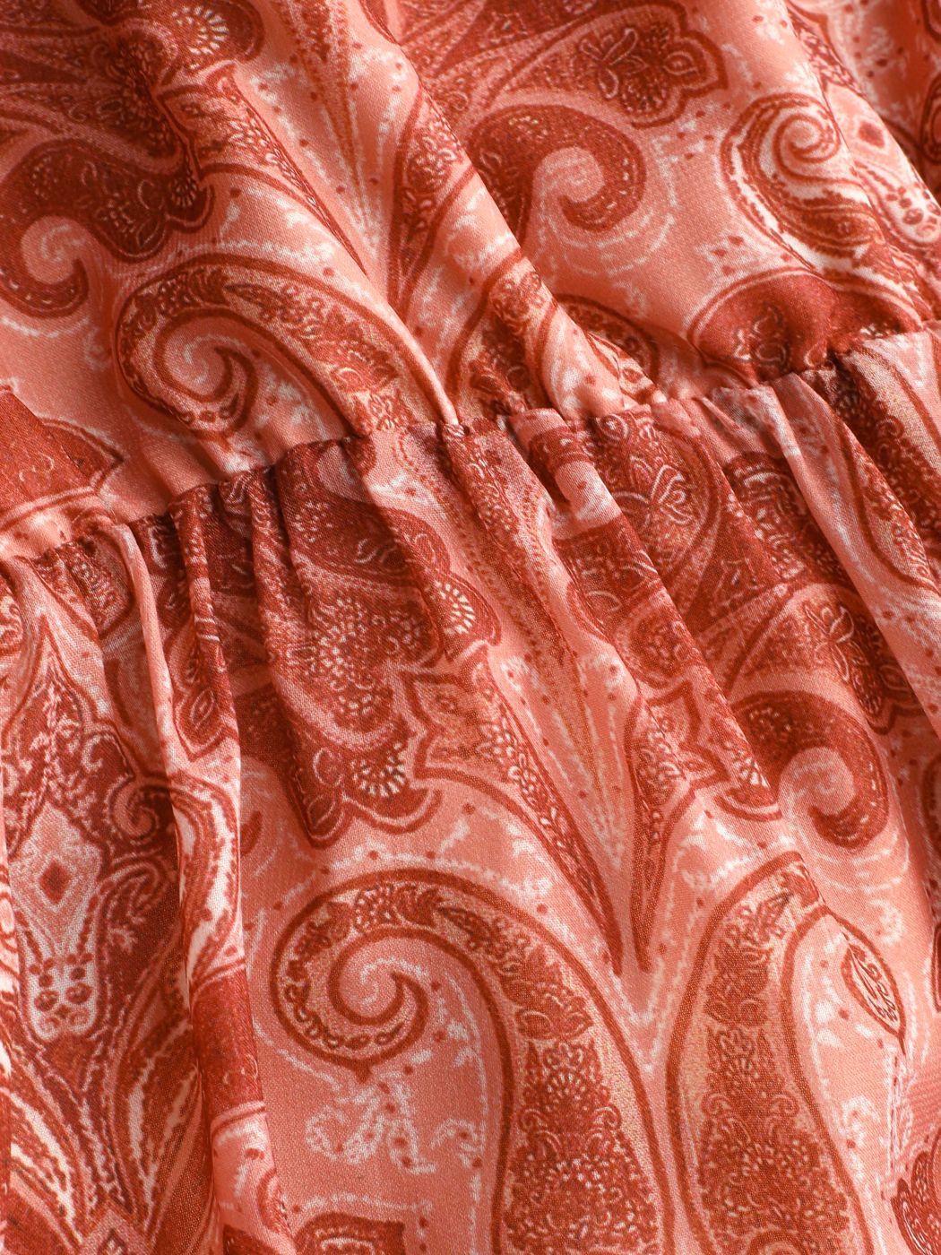 Strampler mit Paisley-Rüschen und weitem Bein Kurve & Plus