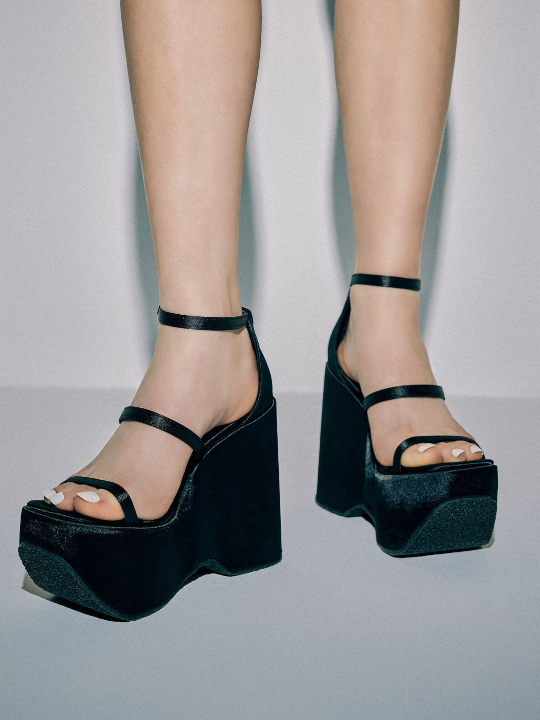 High Heels aus Satin mit Plateau und mehreren Riemen