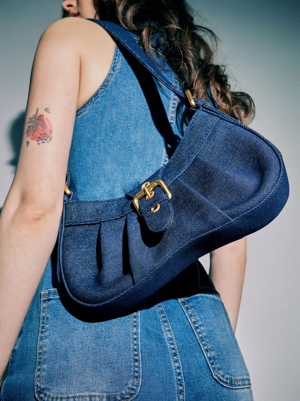 Geraffte Umhängetasche mit Denim-Schnalle