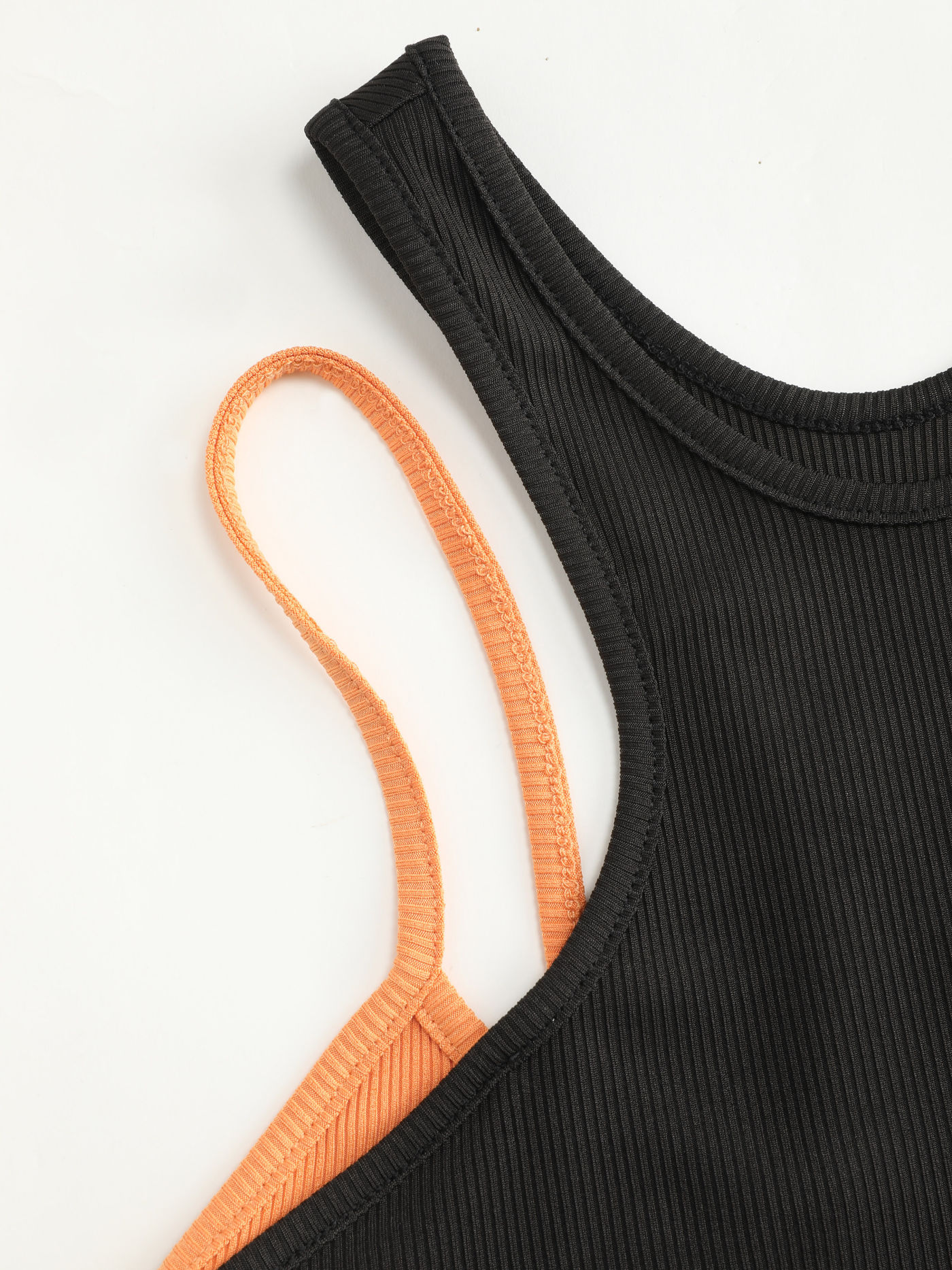 Zweifarbiges kurzes Tanktop