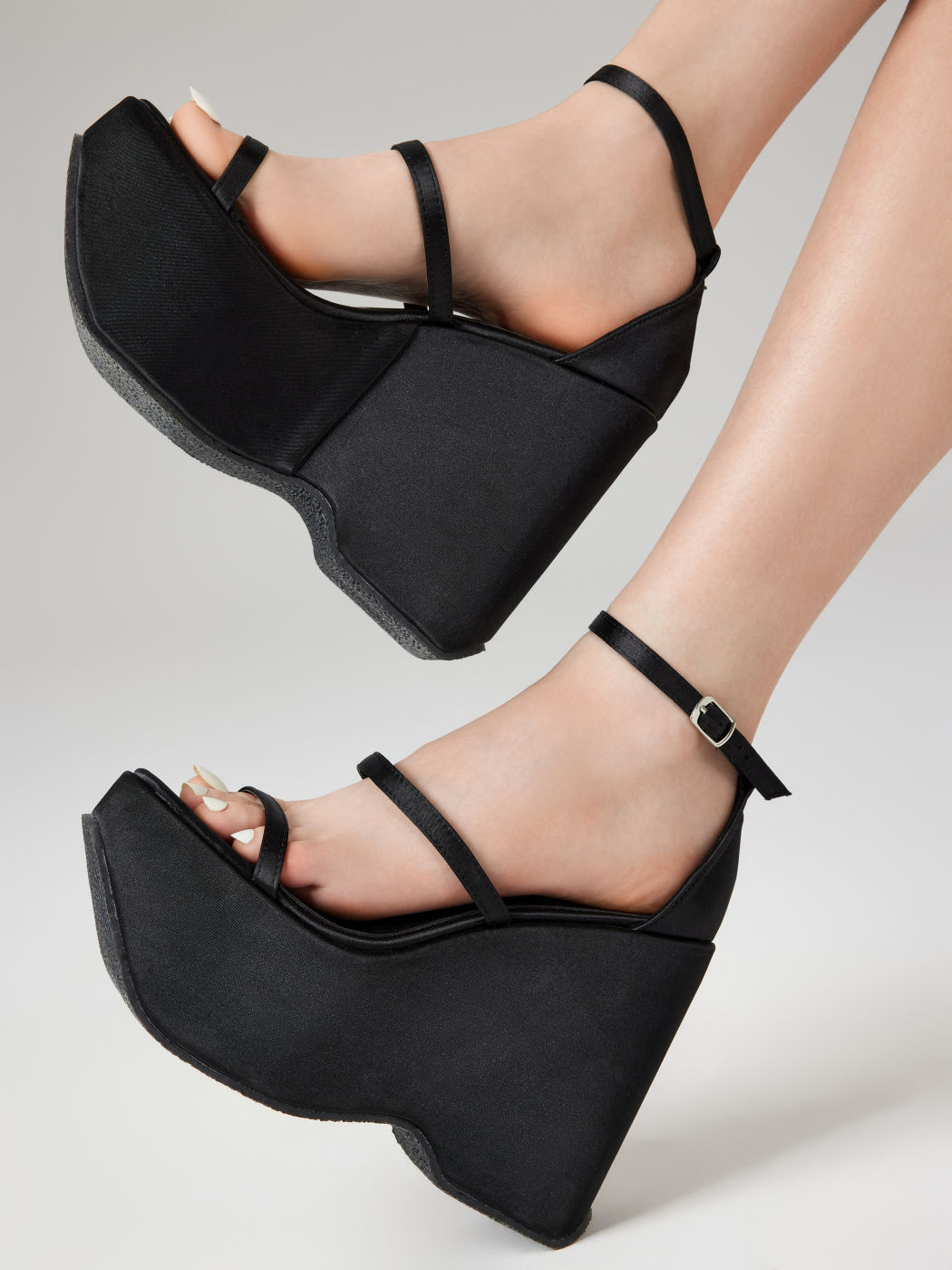High Heels aus Satin mit Plateau und mehreren Riemen