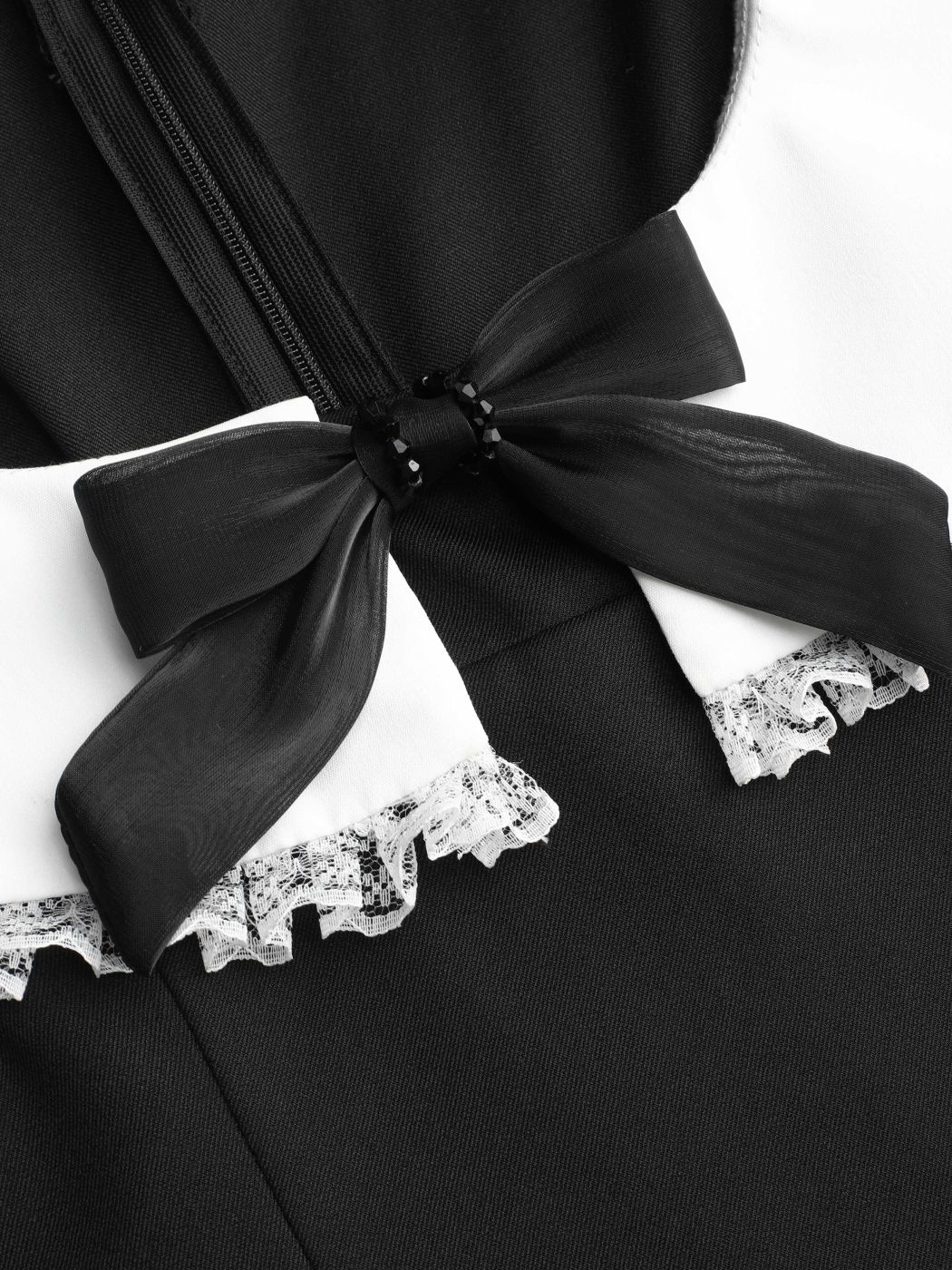 Robe mini à col carré et dentelle avec nœud et fente