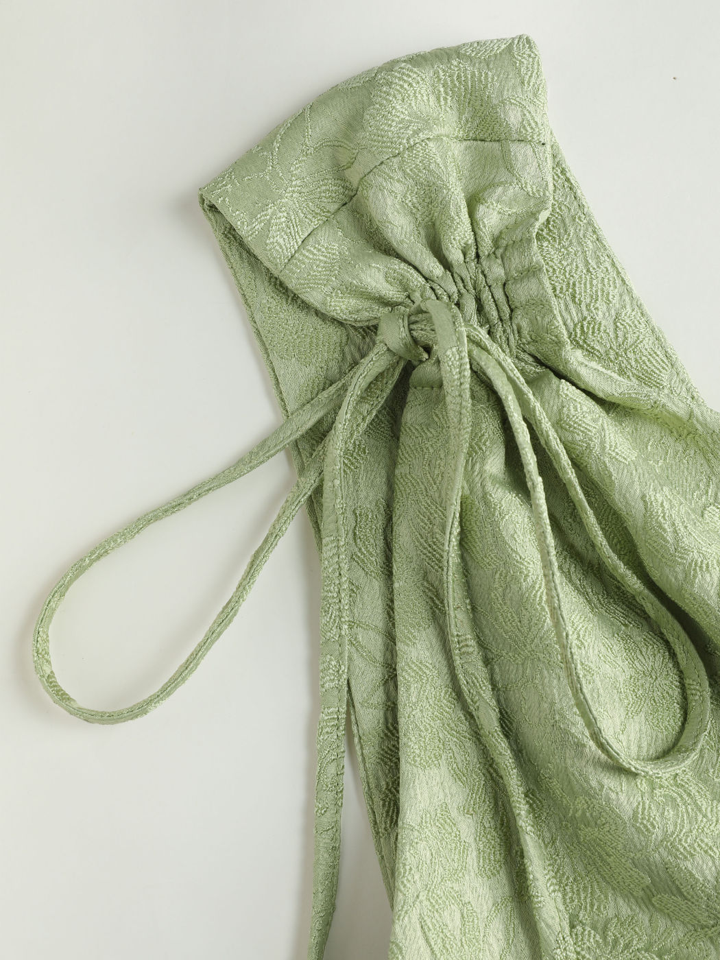 Geknotetes Minikleid mit Jacquard-Blumenmuster und V-Ausschnitt