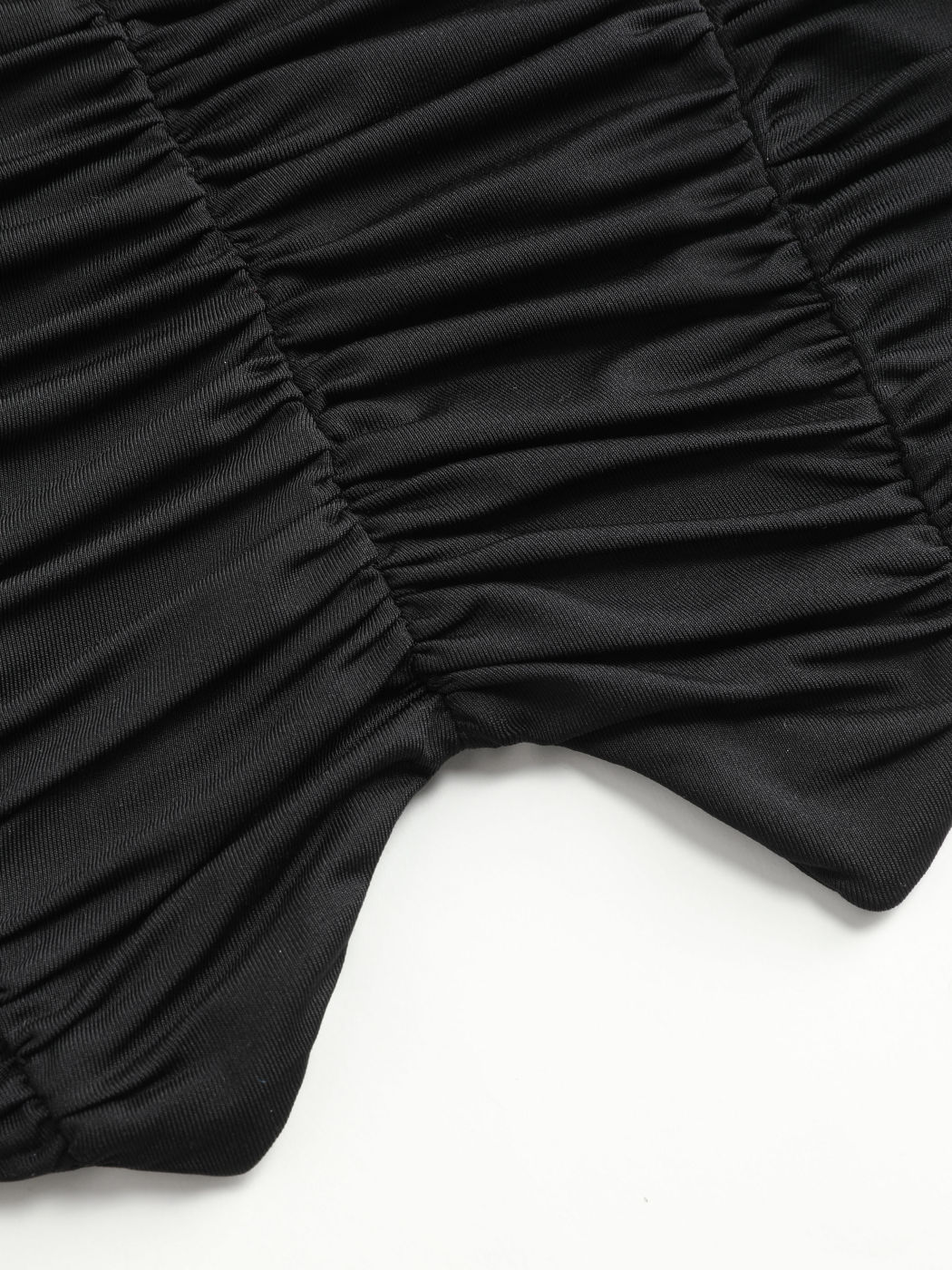 Crop Top mit V-Ausschnitt und gerüschtem Neckholder