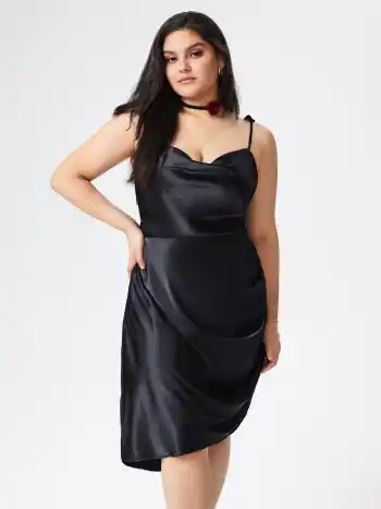 Einfarbiges Mini-Kleid mit Rundhalsausschnitt Kurve & Plus