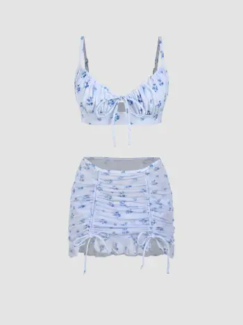 Costume da bagno bikini con nodo floreale e gonna da spiaggia con coulisse