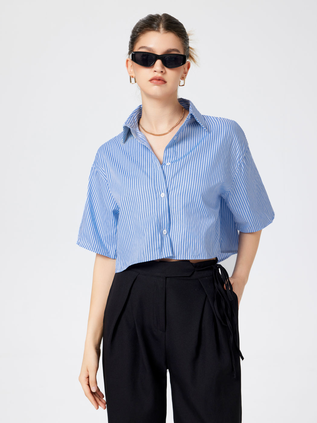  Gestreiftes Kurzarm-Crop-Shirt mit Kragen und Knopfleiste