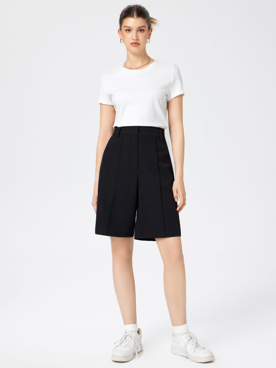 Hochbundige, knielange, plissierte Shorts