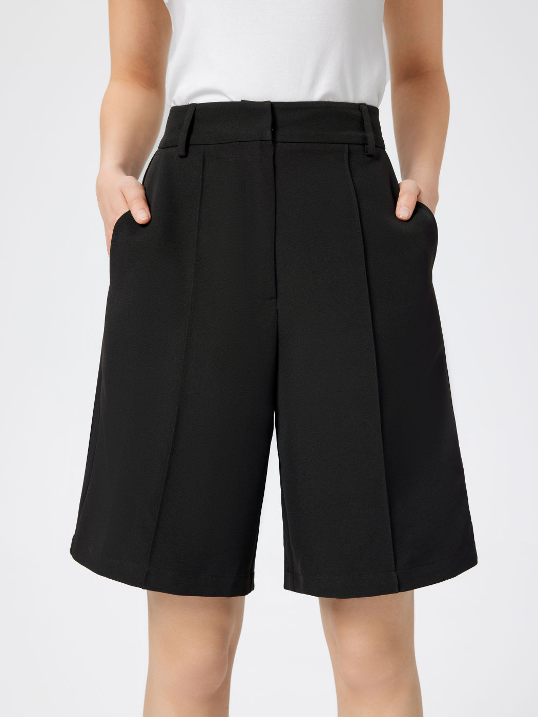 Hochbundige, knielange, plissierte Shorts