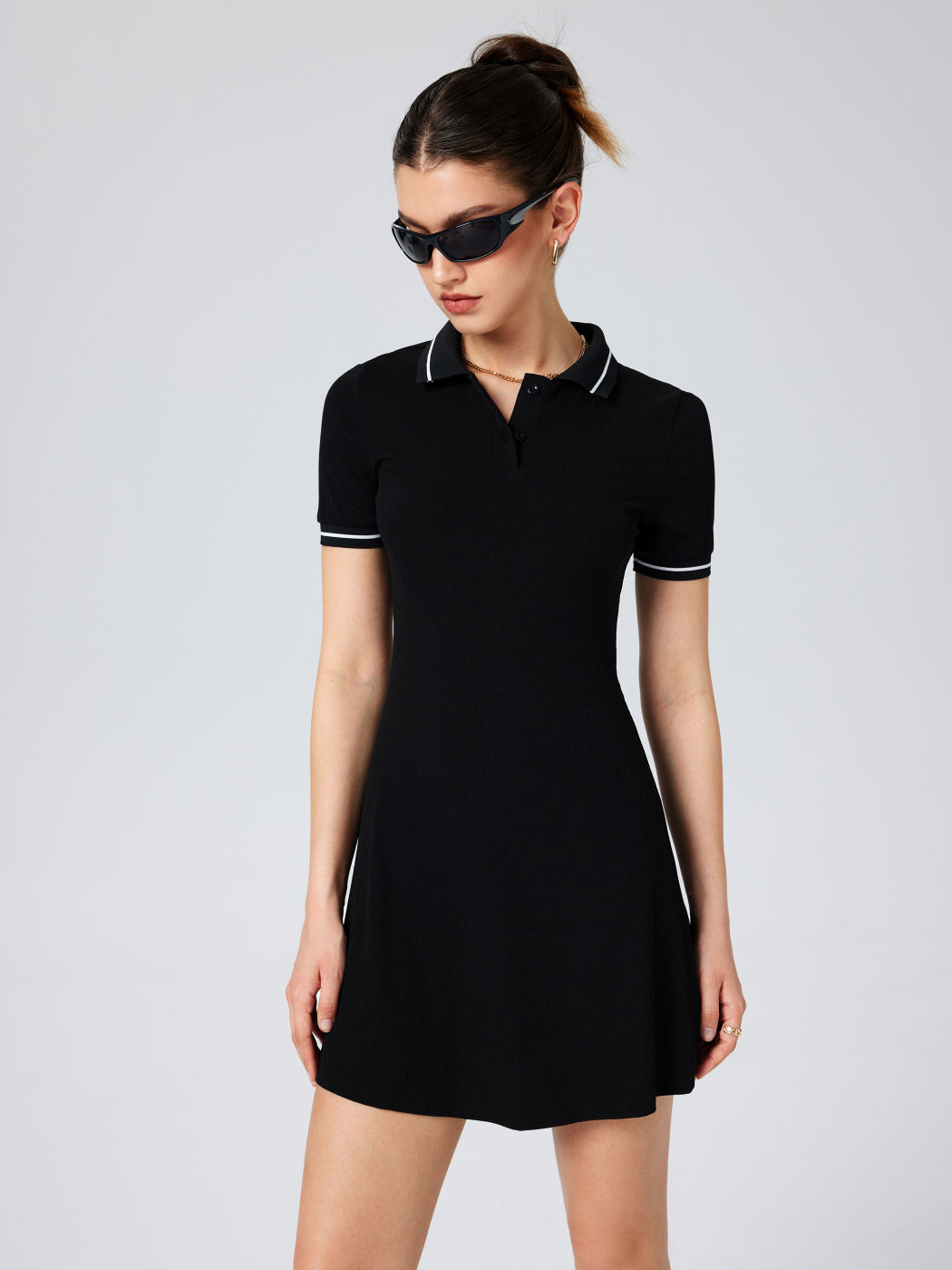 Minikleid mit Kragenknopf und Kontrastbesatz
