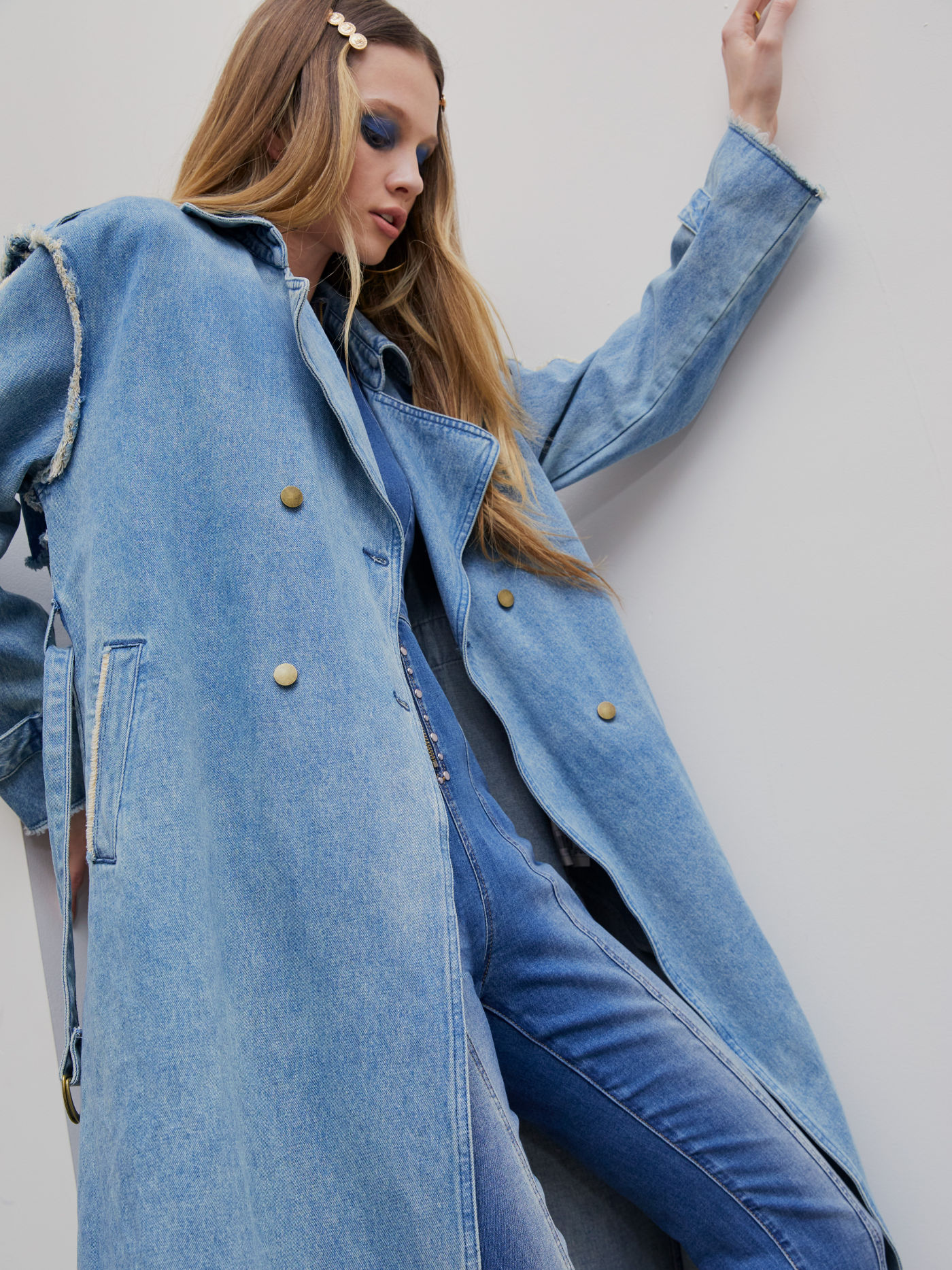 Giacca lunga con cintura e colletto in denim
