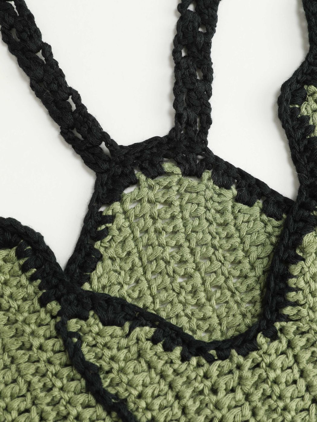 Kontrastierendes, gestricktes Cami-Crop-Top
