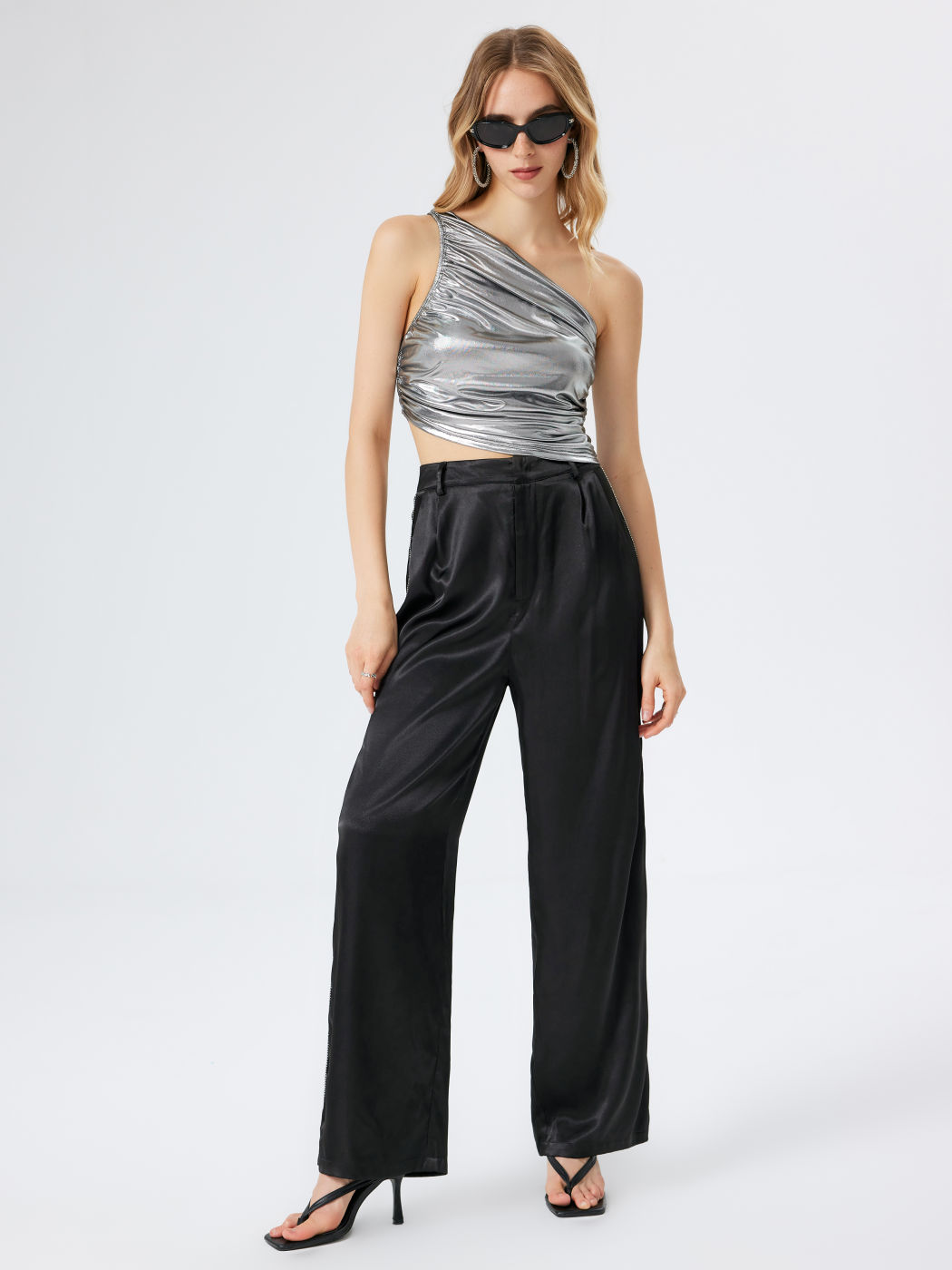 Tanktop mit gerüschtem asymmetrischem Ausschnitt in Metallic-Optik