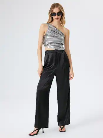 Tanktop mit gerüschtem asymmetrischem Ausschnitt in Metallic-Optik