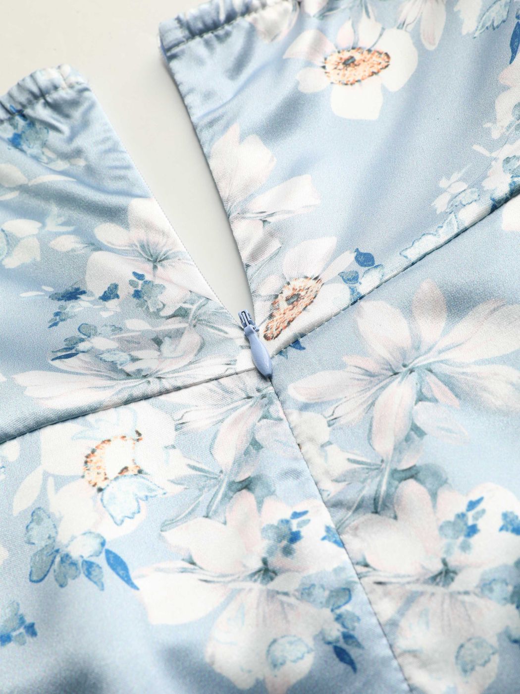 Midikleid aus Satin mit geknotetem Schlitz und Blumenmuster