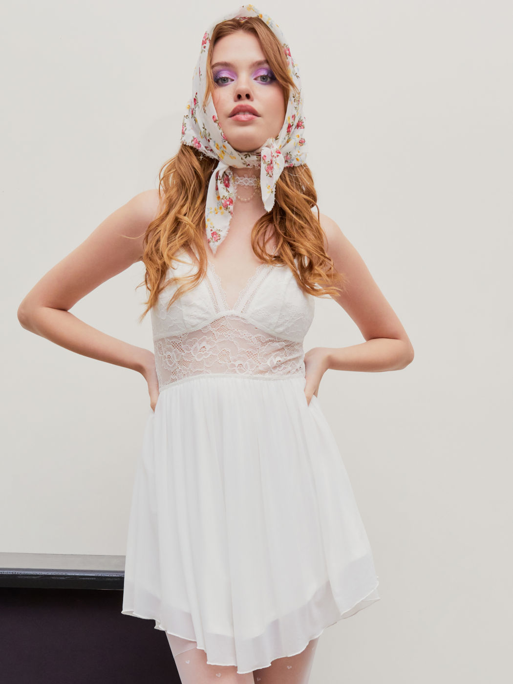 Minikleid mit durchsichtiger Spitze und Rüschen