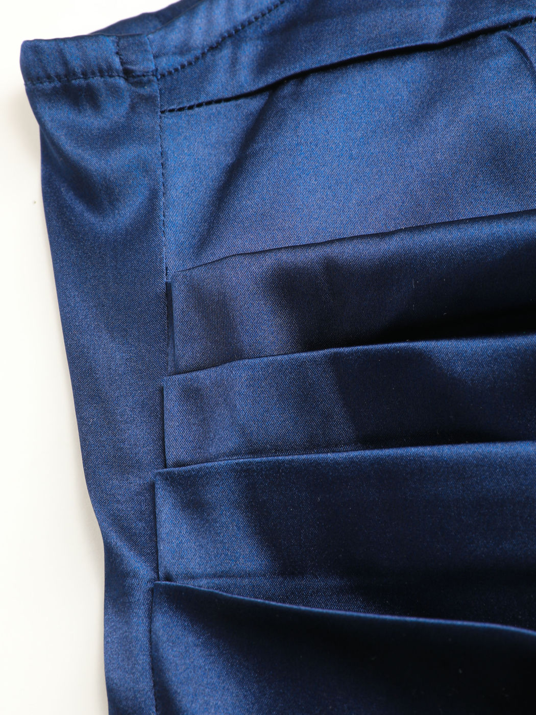 Gerafftes Minikleid aus Satin mit eckigem Ausschnitt