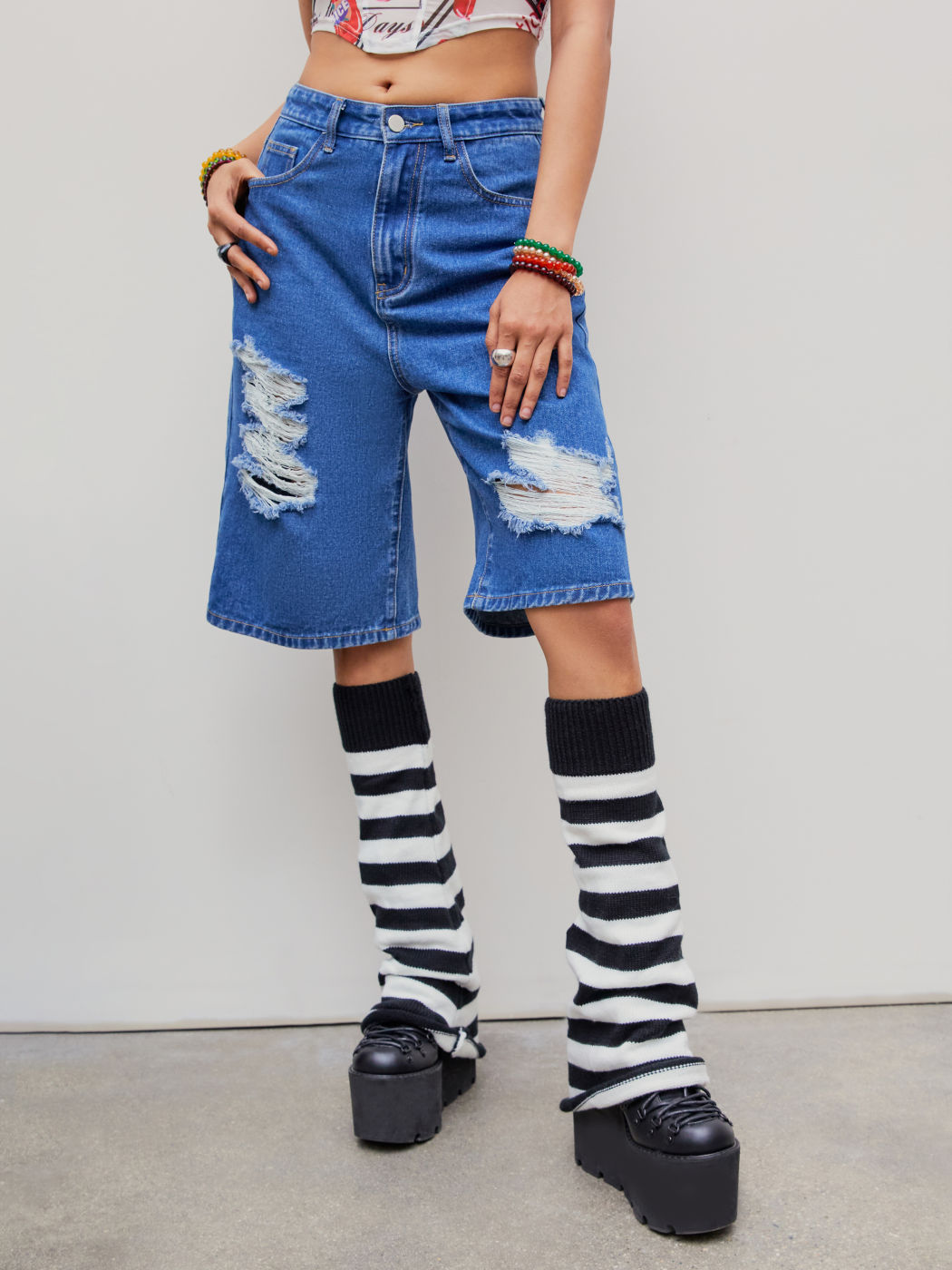Zerrissene, knielange Denim-Shorts