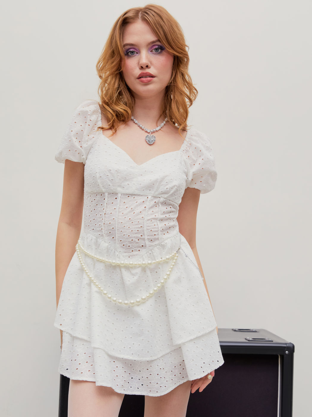 Einfarbiges Minikleid mit Rüschen und Puffärmeln