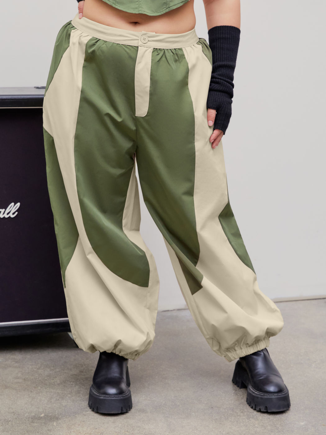 Pantaloni jogger  in tessuto patchy Curvy