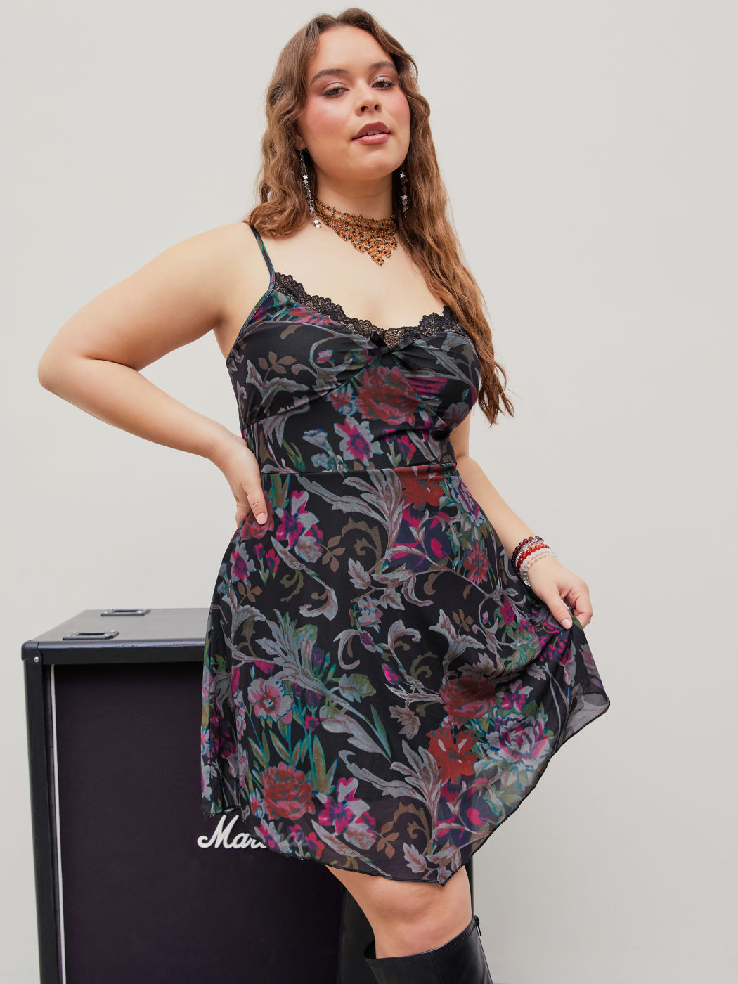 Kurzes Camisole-Kleid mit floralem Mesh-Spitzenbesatz Kurve & Plus