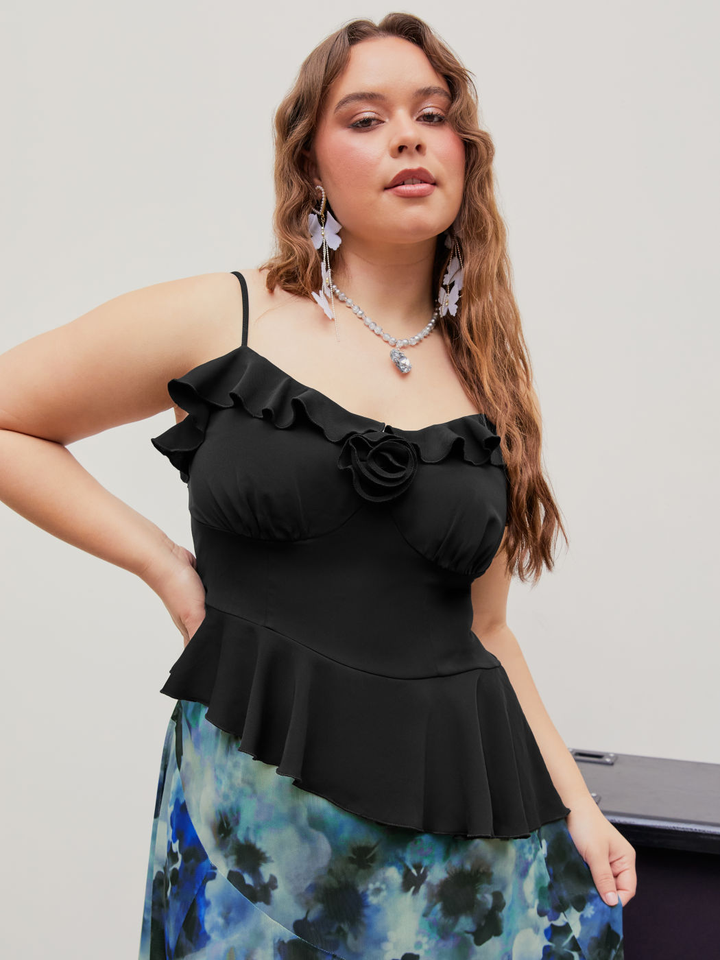 Asymmetrisches Cami Crop Top mit V-Ausschnitt und Rüschen Kurve & Plus