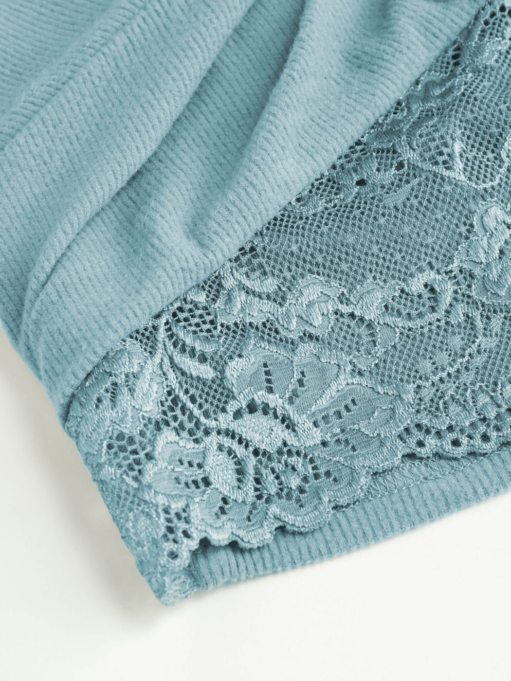 Einfarbiges Cami-Crop-Top mit floraler Spitze und Twist
