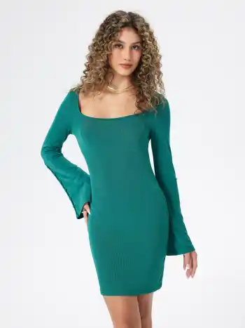 Einfarbiges Minikleid mit eckigem Ausschnitt