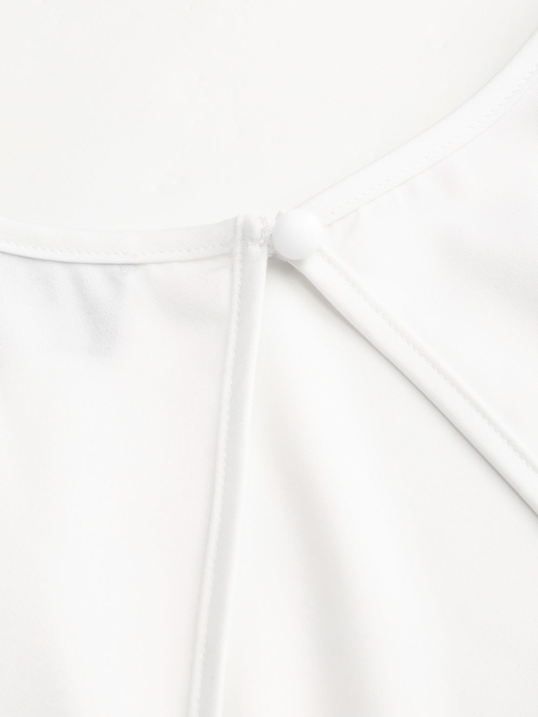 Geknotetes Crop-Top mit ausgeschnittenem Satin