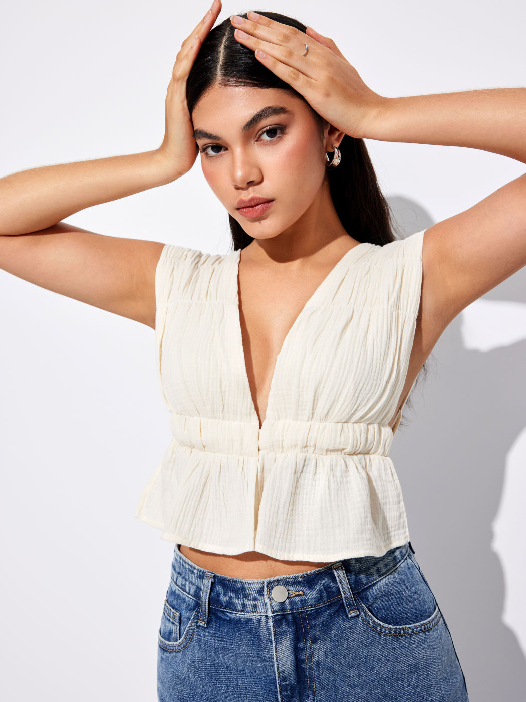Einfarbiges Crop Cami Top mit Rüschen und V-Ausschnitt