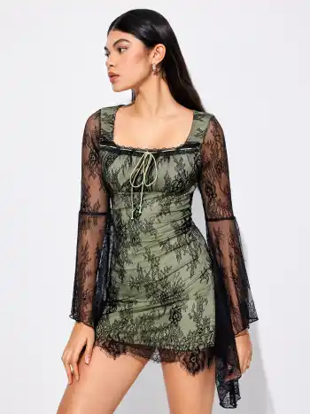 Geblümtes Minikleid mit geknoteter Spitze und Glockenärmeln