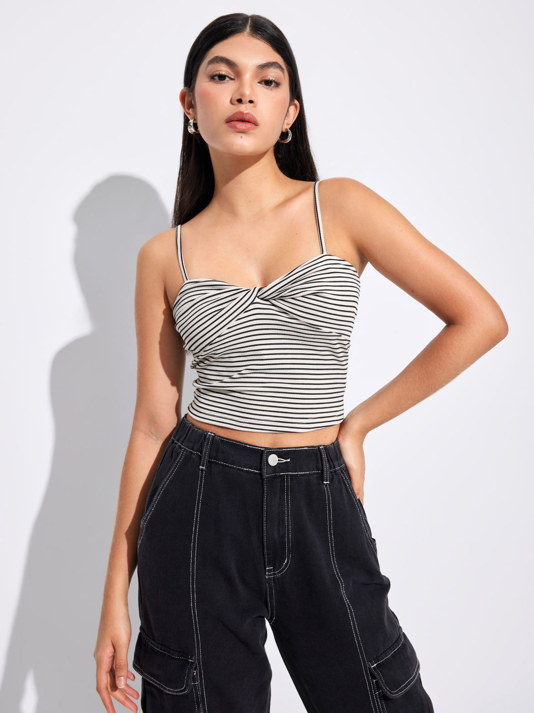 Gestreiftes, geripptes Crop-Top mit Twist
