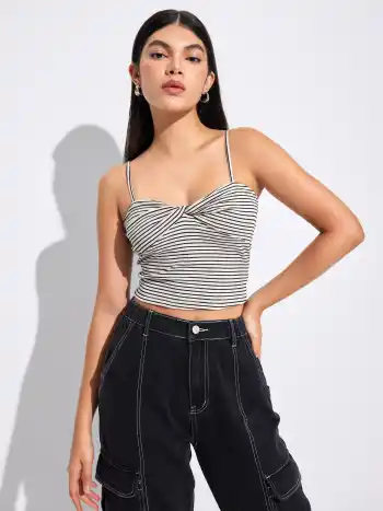 Gestreiftes, geripptes Crop-Top mit Twist