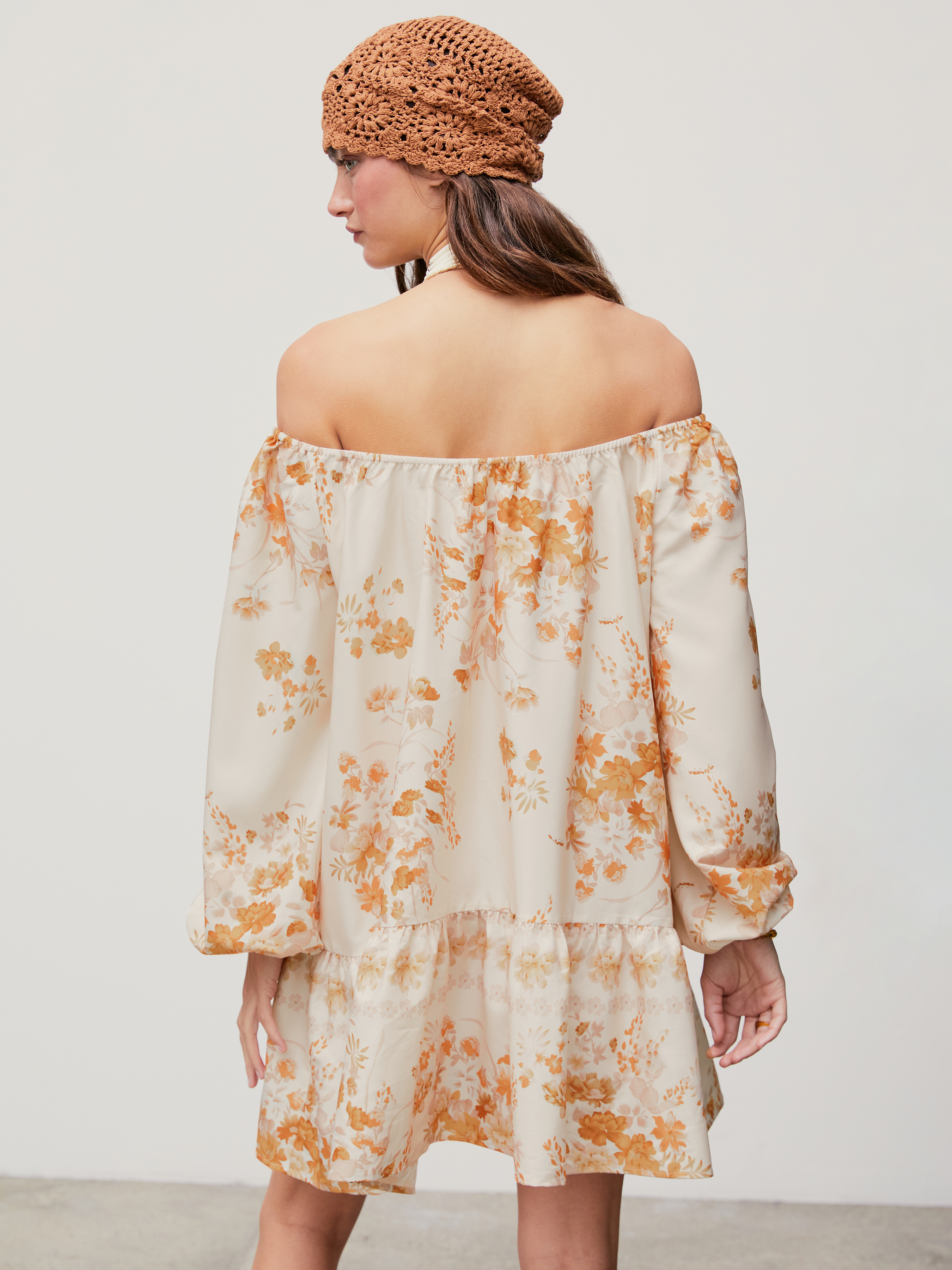 Robe En Creme Taille L - Mini Robe à épaules Dénudées (cold Shoulder) Manches 3/4 Fleurie - Occasion Très Bon état