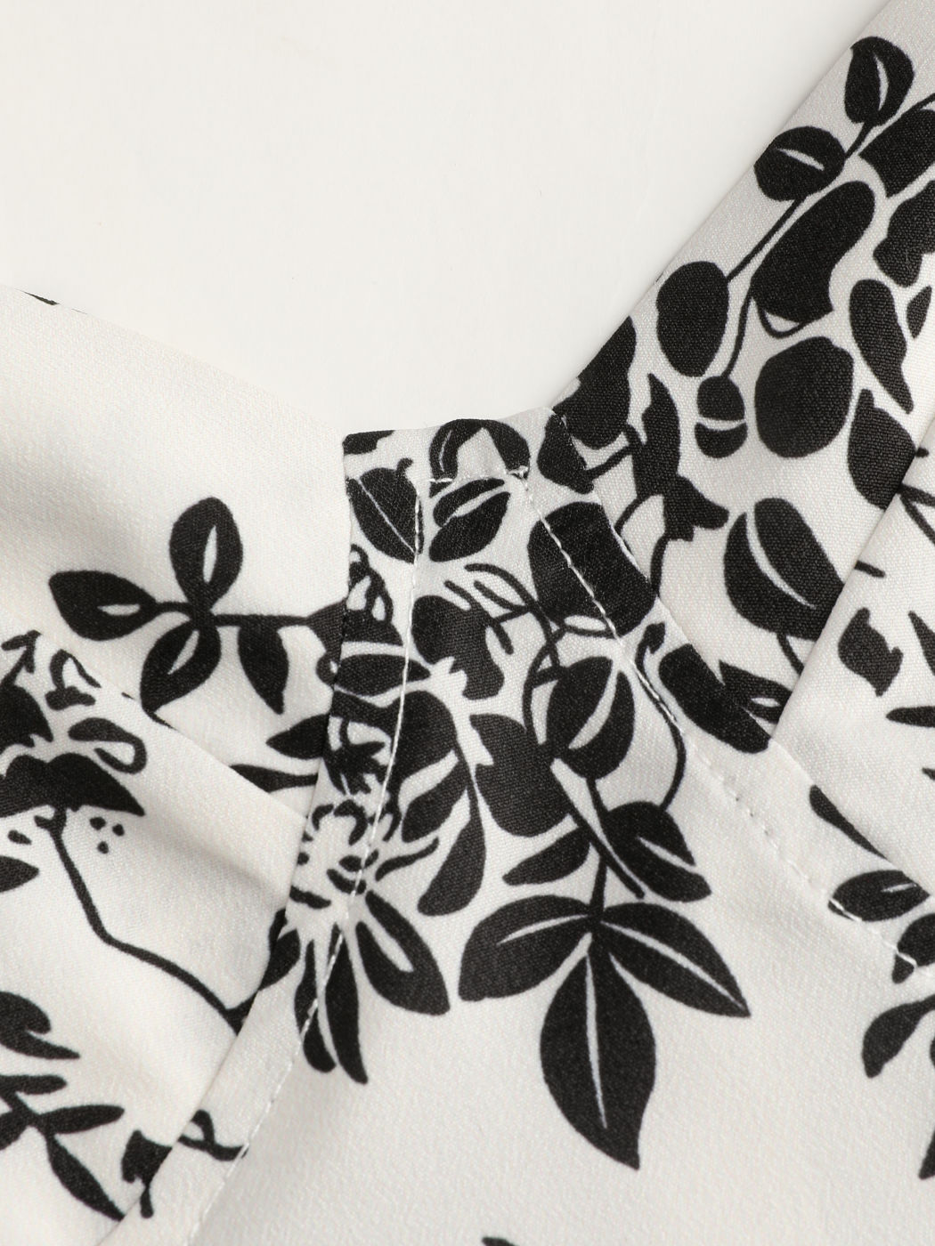  Blumiges V-Ausschnitt Geknotetes Minikleid