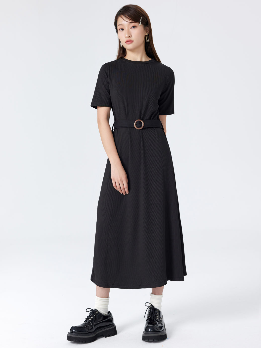 Einfarbiges, gestricktes Midikleid mit Gürtel