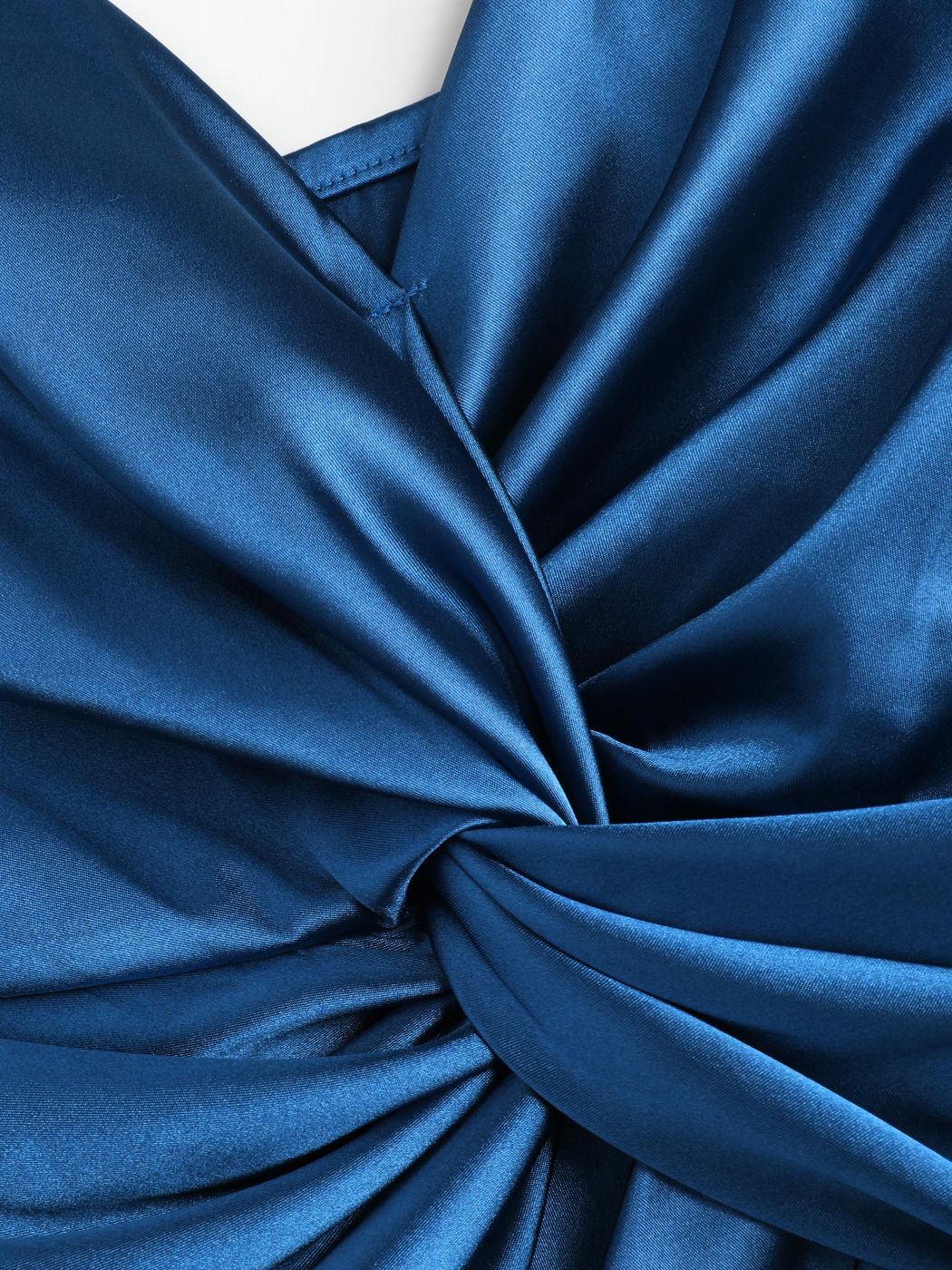 Midikleid aus Satin mit V-Ausschnitt und Twist