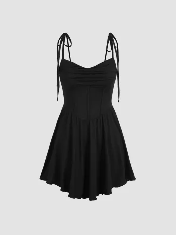 Mini-Kleid mit Kapuzenhals, Korsett und geknoteten Rüschen