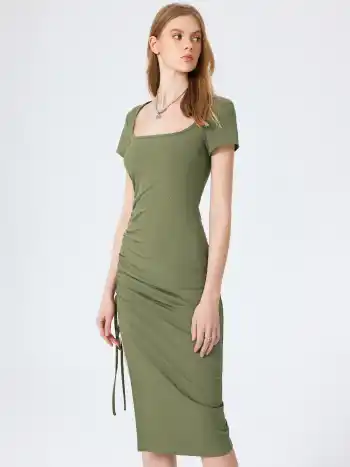 Robe mi-longue à col carré froncée nouée avec fente