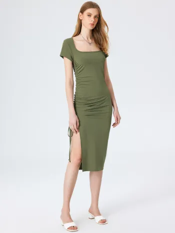 Robe mi-longue à col carré froncée nouée avec fente