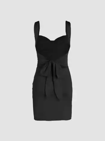 Gerafftes Minikleid mit geteiltem Wasserfallausschnitt