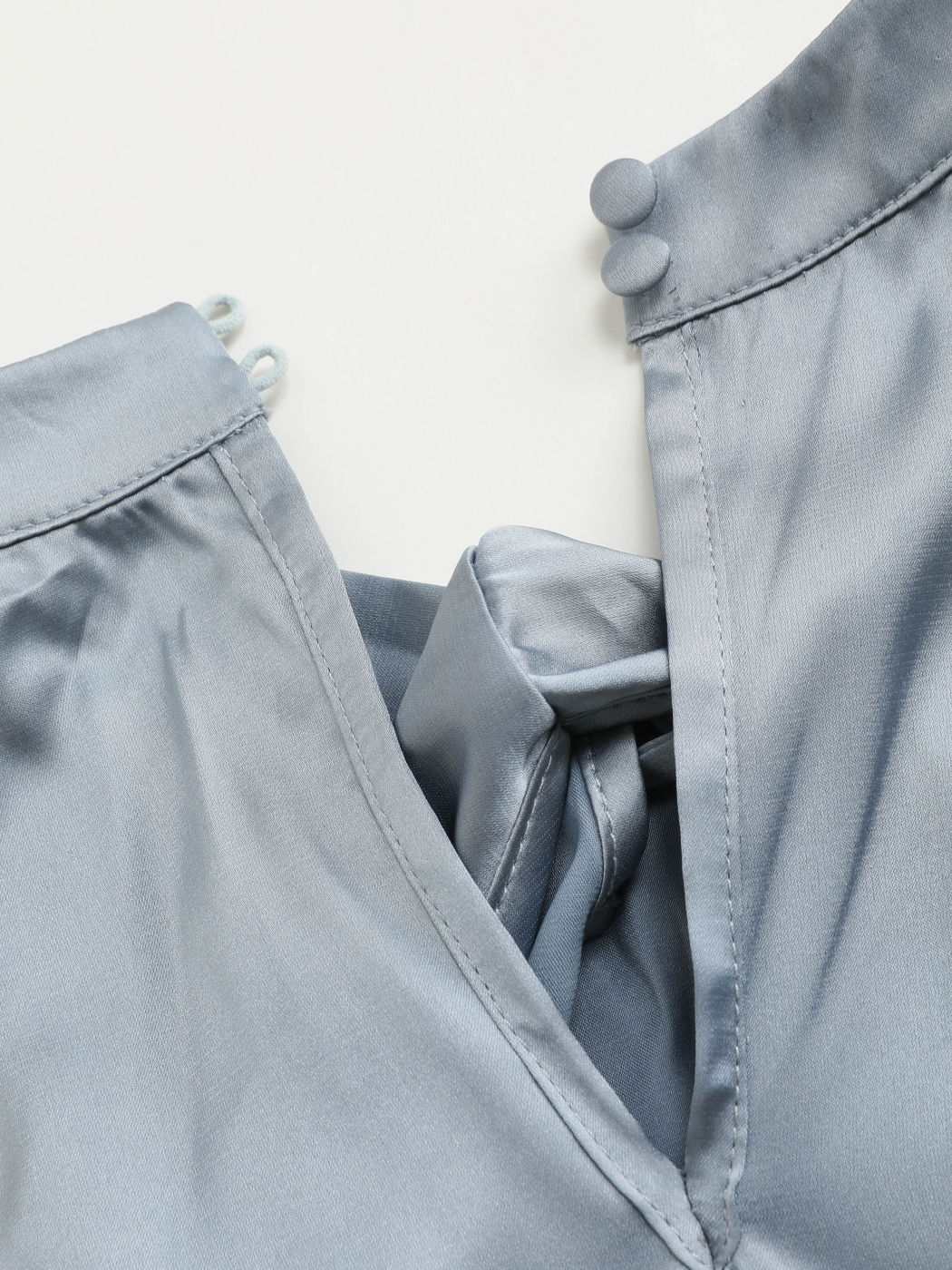 Crop-Top aus Satin mit Twist-Ausschnitt und Neckholder